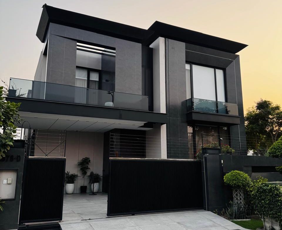 1 Kanal Beautiful Fully Furnished House Availabe For Sale In DHA Lahore