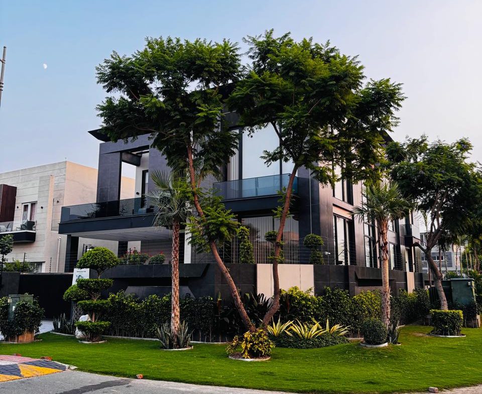 1 Kanal Beautiful Fully Furnished House Availabe For Sale In DHA Lahore