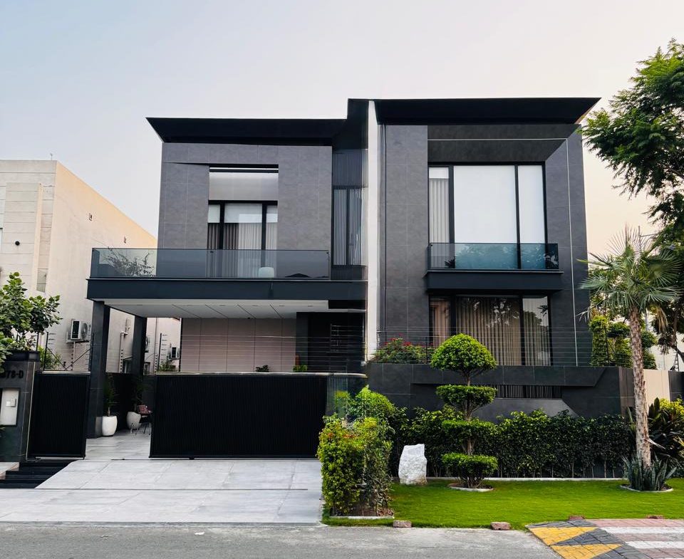 1 Kanal Beautiful Fully Furnished House Availabe For Sale In DHA Lahore