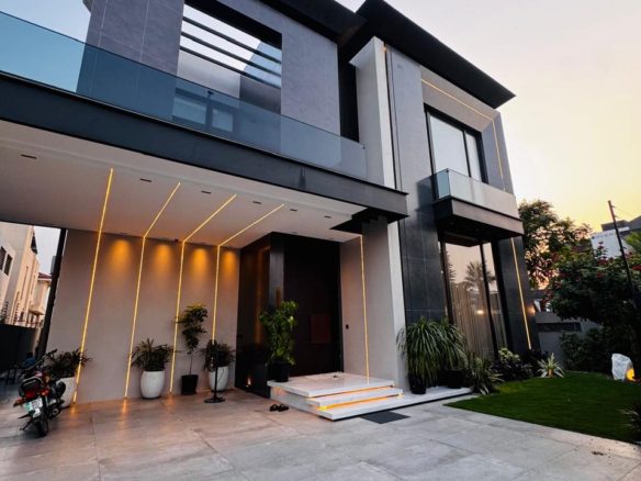 1 Kanal Beautiful Fully Furnished House Availabe For Sale In DHA Lahore