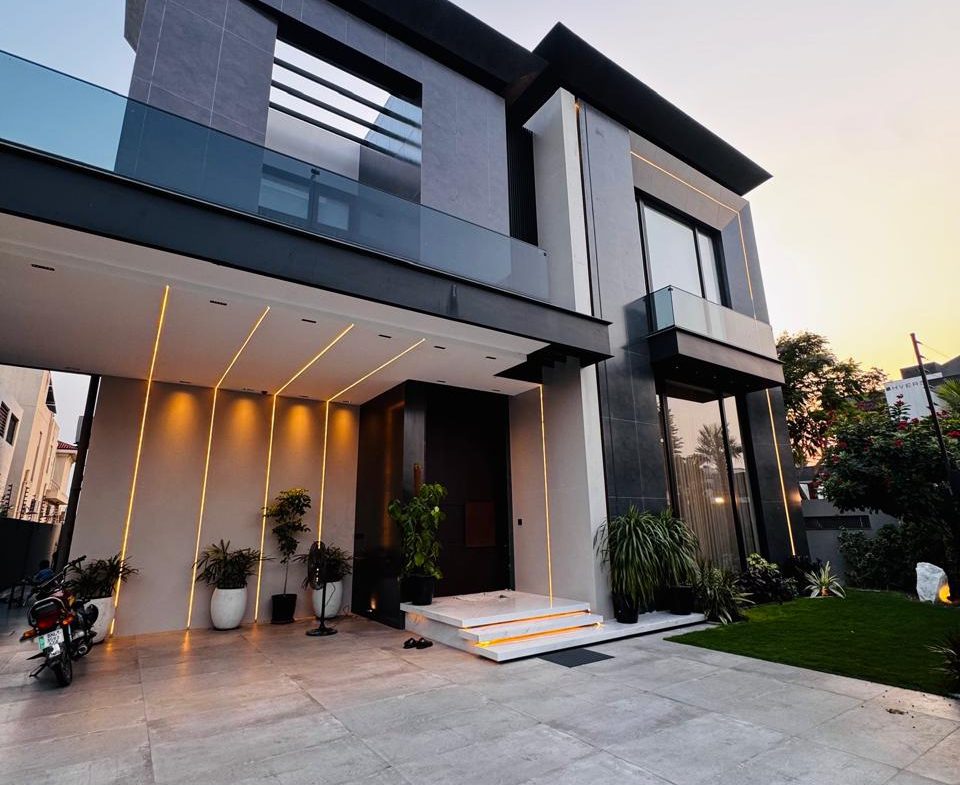 1 Kanal Beautiful Fully Furnished House Availabe For Sale In DHA Lahore
