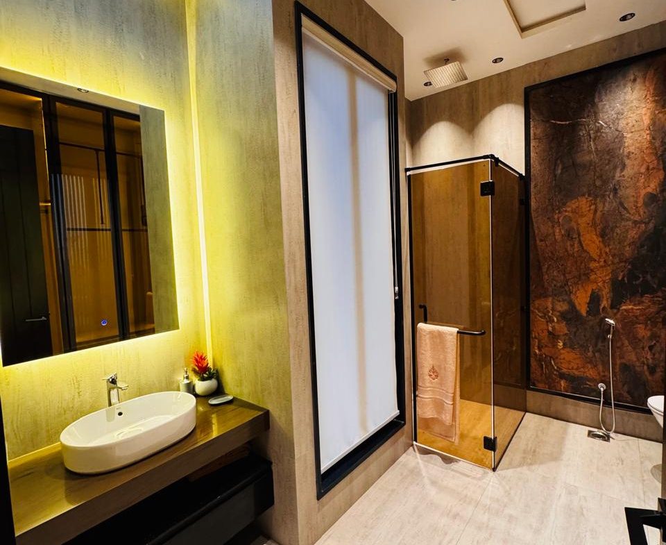 1 Kanal Beautiful Fully Furnished House Availabe For Sale In DHA Lahore